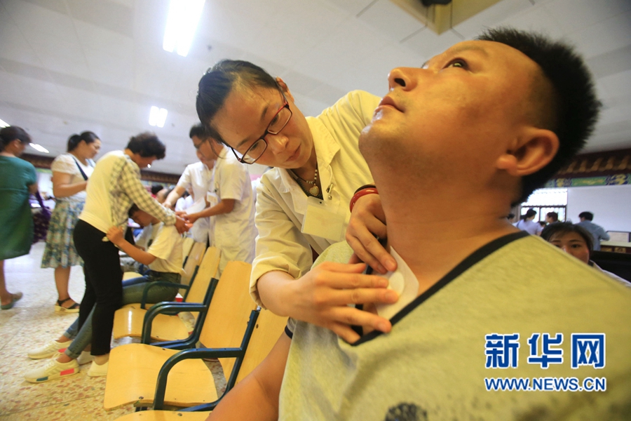 河南開封:伏前貼灸受歡迎 河南開封:伏前貼灸受歡迎