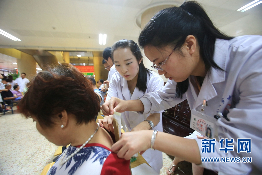 河南開封:伏前貼灸受歡迎 河南開封:伏前貼灸受歡迎