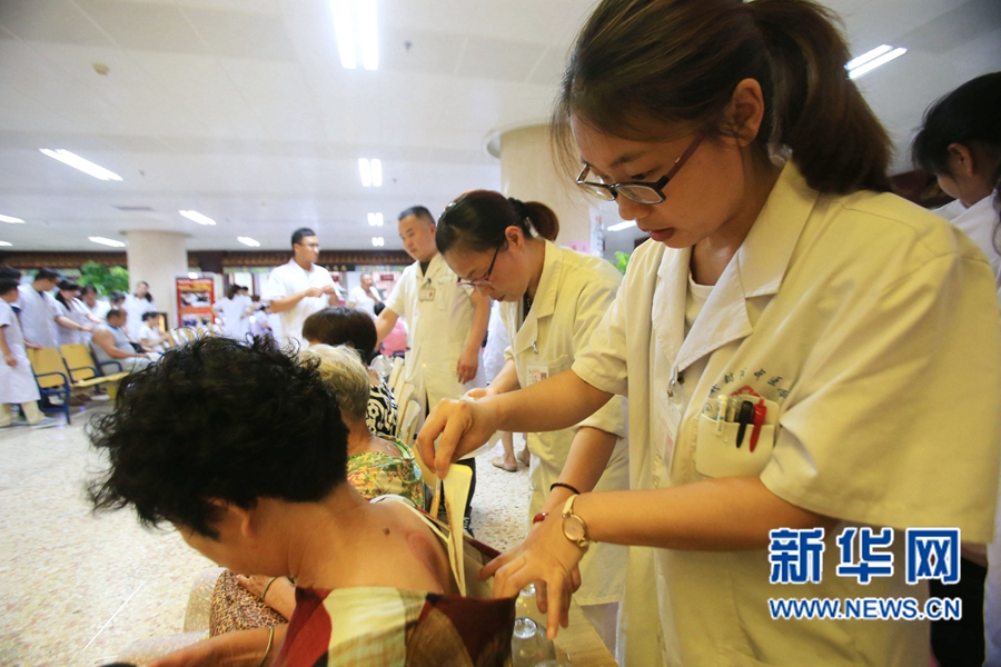 河南開封:伏前貼灸受歡迎 河南開封:伏前貼灸受歡迎