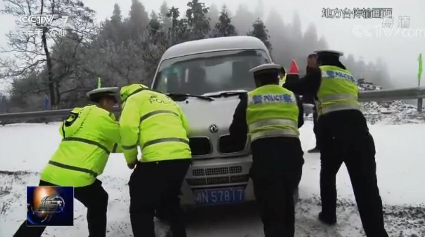 司機被困雪峰天險 交警推車助其解困
