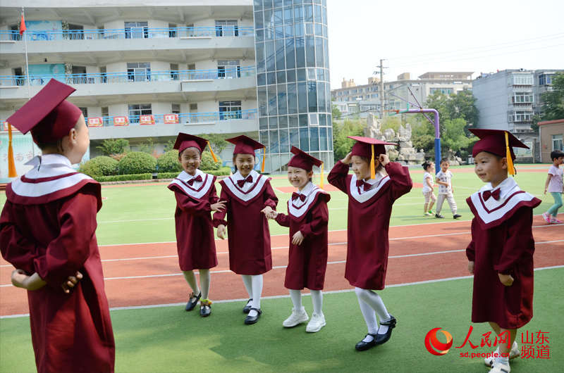 “嚴肅點!今天是畢業(yè)日。“(攝影:劉祺)